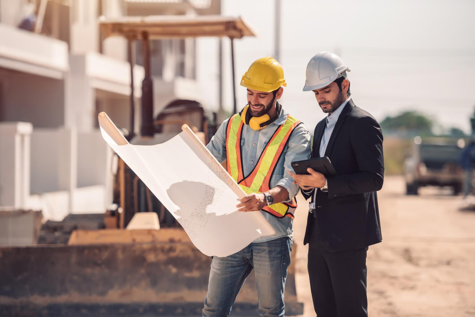 Primer plano de una herramienta de medición o material de construcción contrastado, simbolizando la calidad del trabajo de J&R