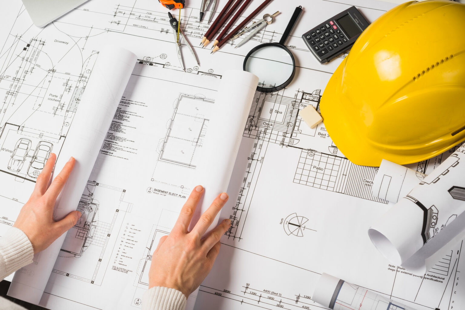 Técnico de J&R revisando y reparando tejas dañadas en un tejado inclinado, con enfoque en la durabilidad y calidad del trabajo