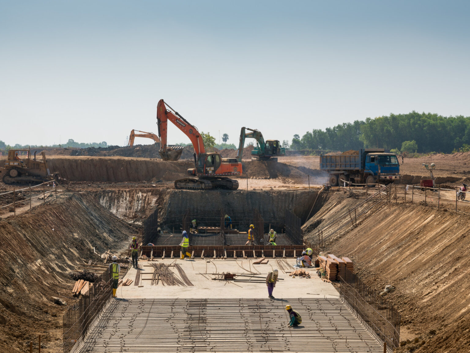 Imagen aérea de un proyecto de ingeniería civil completado, destacando la planificación rigurosa y la responsabilidad en los plazos