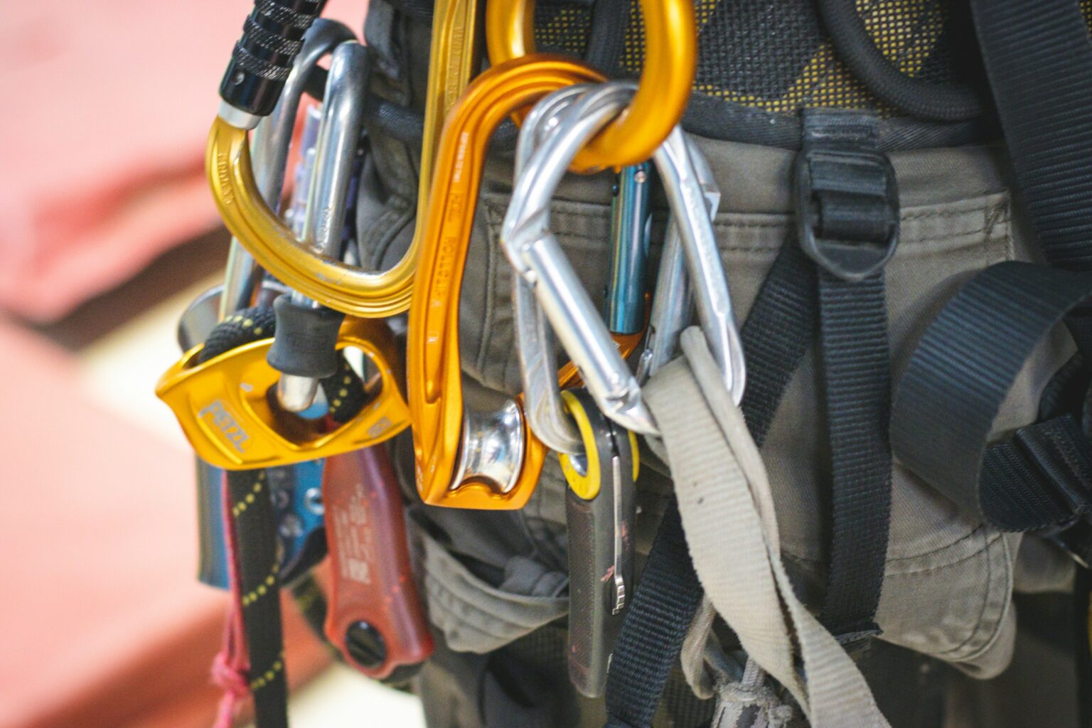 Detalle de un técnico especialista colgado en fachada reparando grietas y desprendimientos, garantizando la seguridad del edificio
